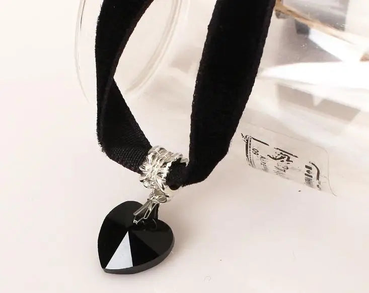 Retro Europe And The United States Top Quality Heart - Shaped Crystal Pendant Lace Black Peach Necklace Jewelry Wholesale 2020