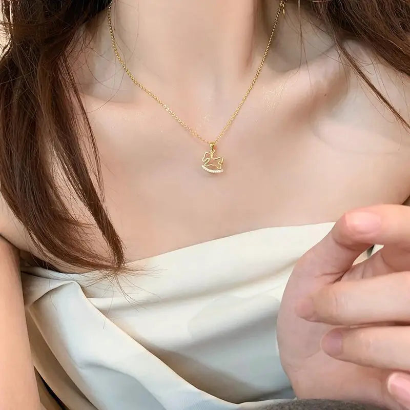 1/2Pcs Fashion Cute Shiny Zircon Hollowed-out Wooden Horse Pendant Necklace For Woman Girls Collarbone Chain Jewelry Gift