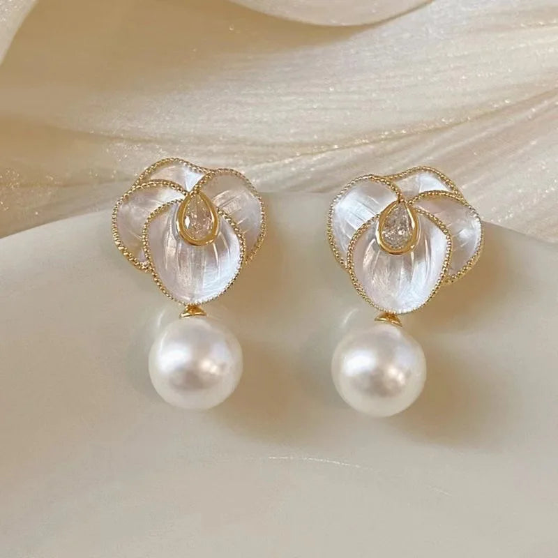 Fashion Crystal Zircon Stud Earrings Woman Simple Cute Vintage Pearls Fritillary Flower Statement Earring Jewerly