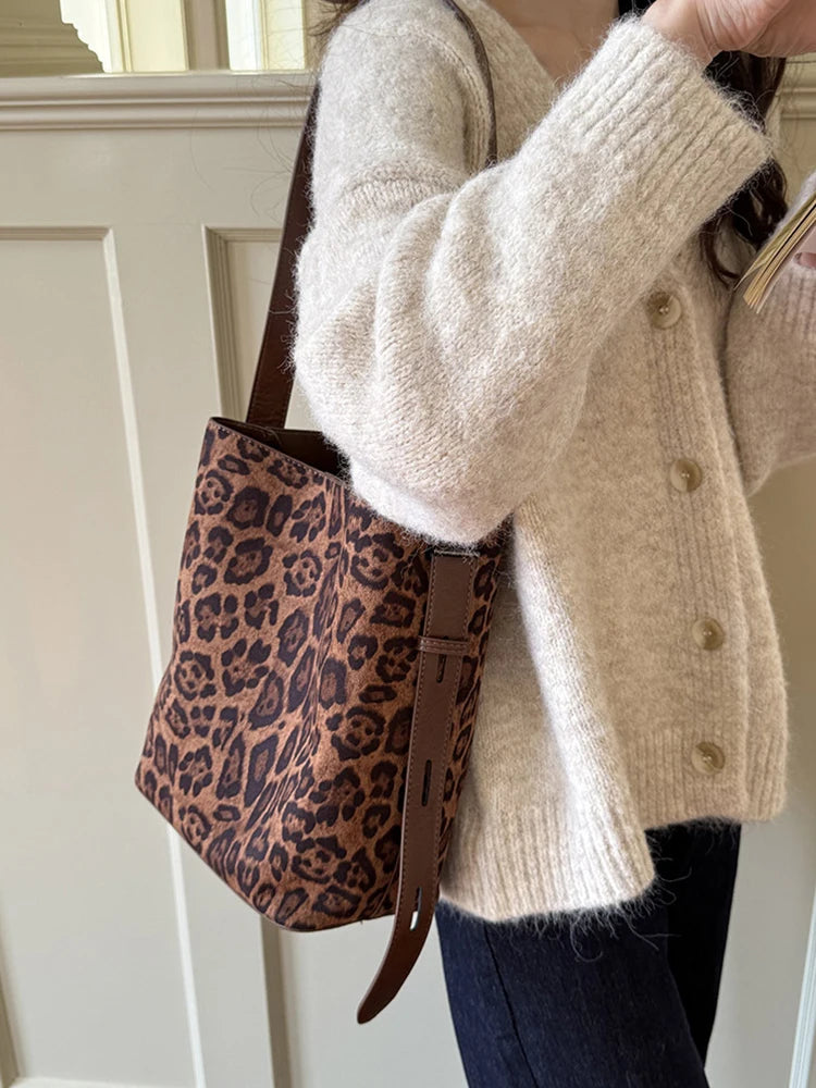 2026 New Autumn/Winter Retro Suedette Crossbody Bag Large Capacity Shoulder Bag Fashion Daily Commuter Women's Bag