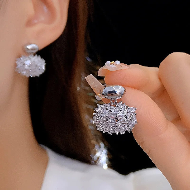 Exquisite Oval Hollowed Out Zircon Genuine Gold Electroplating Light Luxury High-end Temperament Geometric Earrings