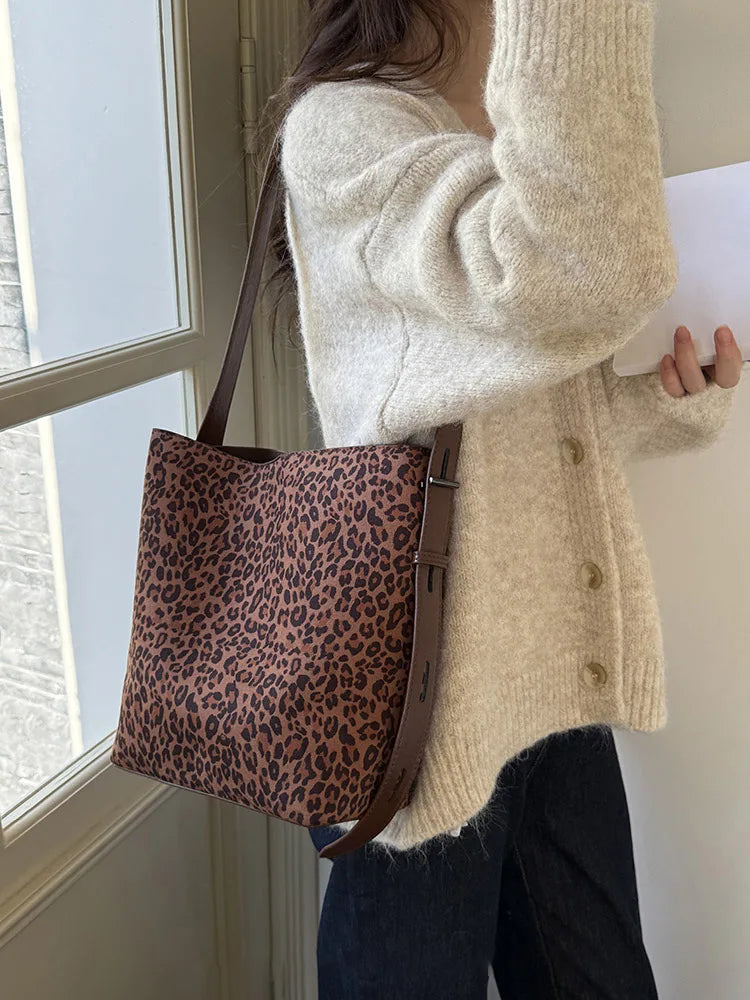 2026 New Autumn/Winter Retro Suedette Crossbody Bag Large Capacity Shoulder Bag Fashion Daily Commuter Women's Bag