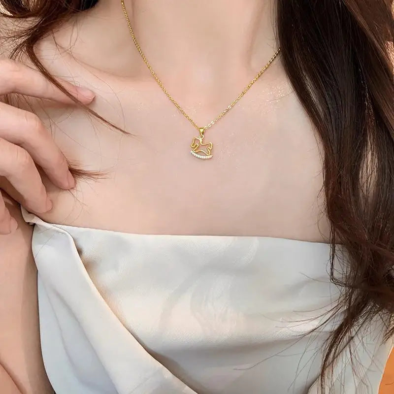 1/2Pcs Fashion Cute Shiny Zircon Hollowed-out Wooden Horse Pendant Necklace For Woman Girls Collarbone Chain Jewelry Gift