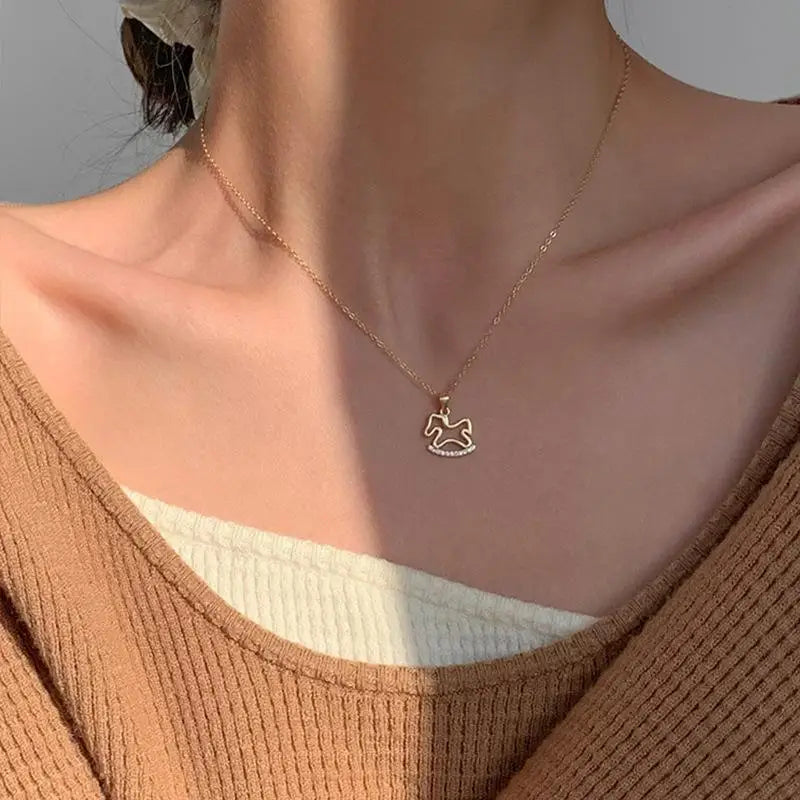 1/2Pcs Fashion Cute Shiny Zircon Hollowed-out Wooden Horse Pendant Necklace For Woman Girls Collarbone Chain Jewelry Gift