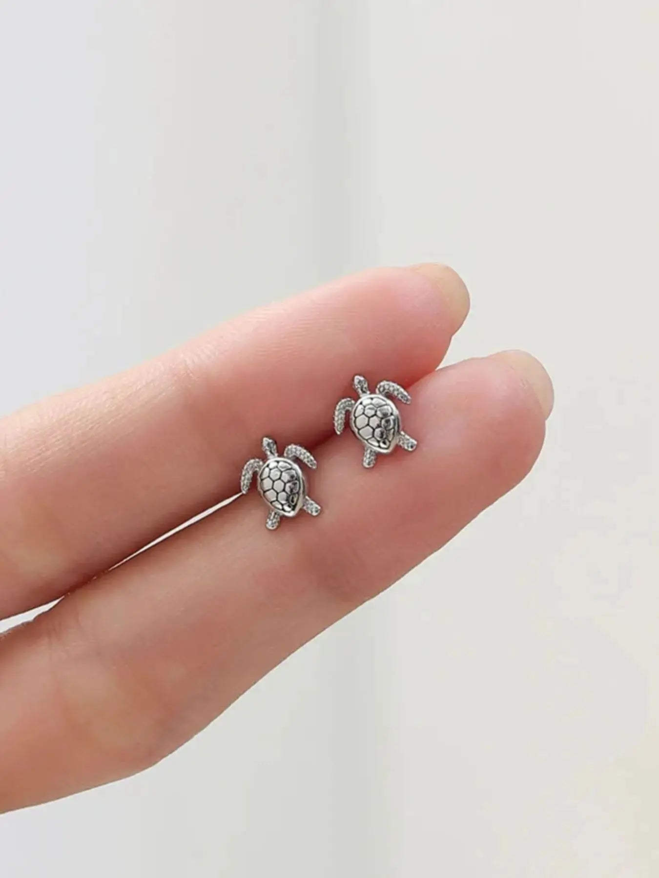A pair of 925 silver ear studs with an elegant design, suitable for daily wear and as a gift for your loved one.