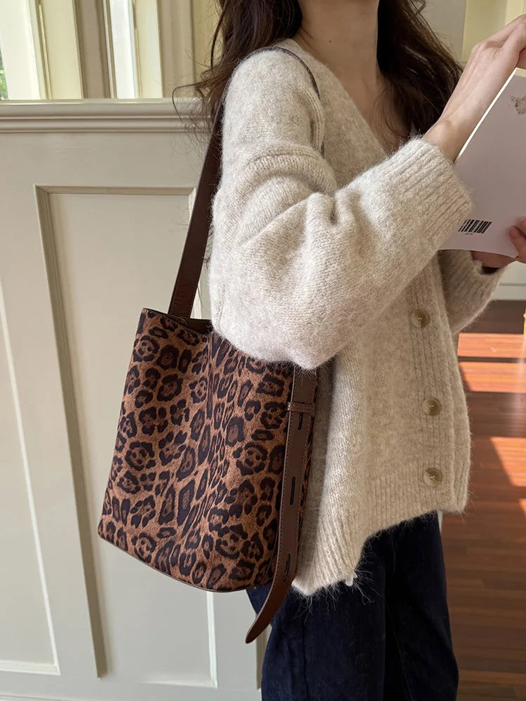 2026 New Autumn/Winter Retro Suedette Crossbody Bag Large Capacity Shoulder Bag Fashion Daily Commuter Women's Bag