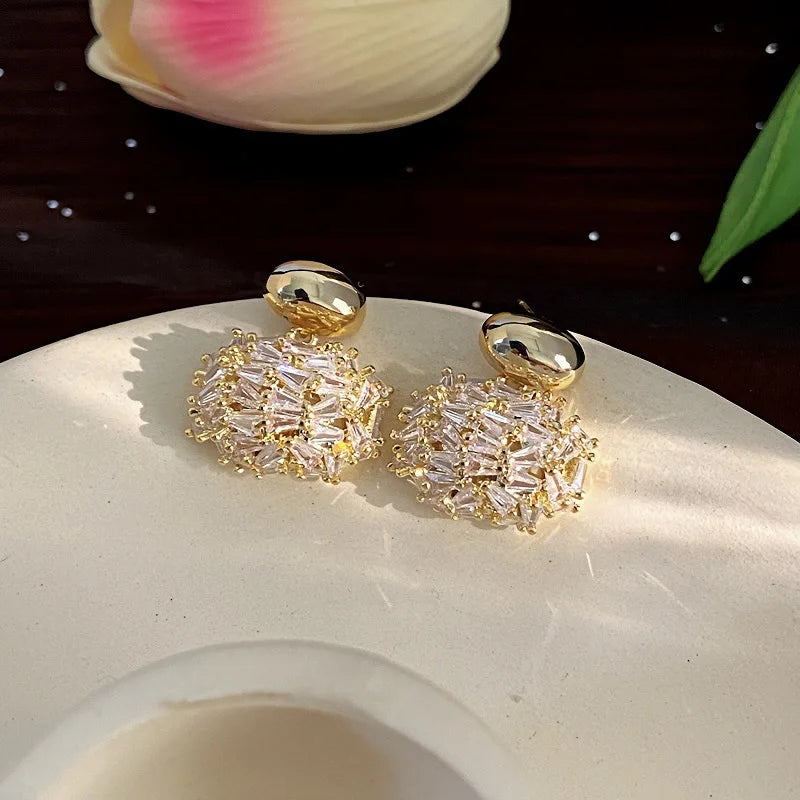 Exquisite Oval Hollowed Out Zircon Genuine Gold Electroplating Light Luxury High-end Temperament Geometric Earrings