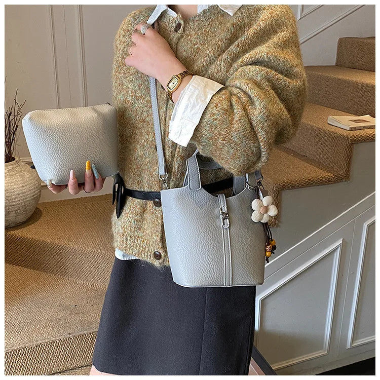2026 New Fashion Design One Shoulder Crossbody Bag Trendy Commuter Pendant Bucket Bag