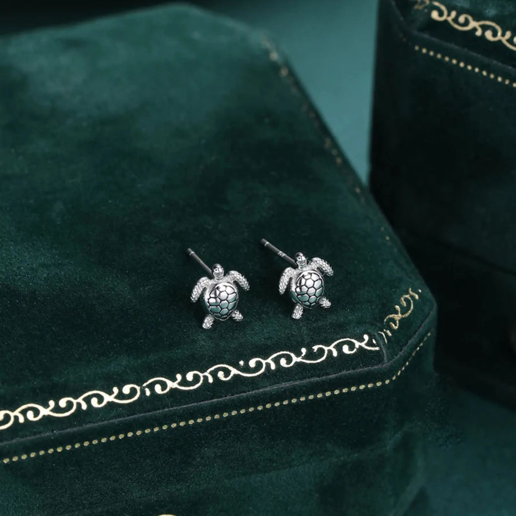 A pair of 925 silver ear studs with an elegant design, suitable for daily wear and as a gift for your loved one.