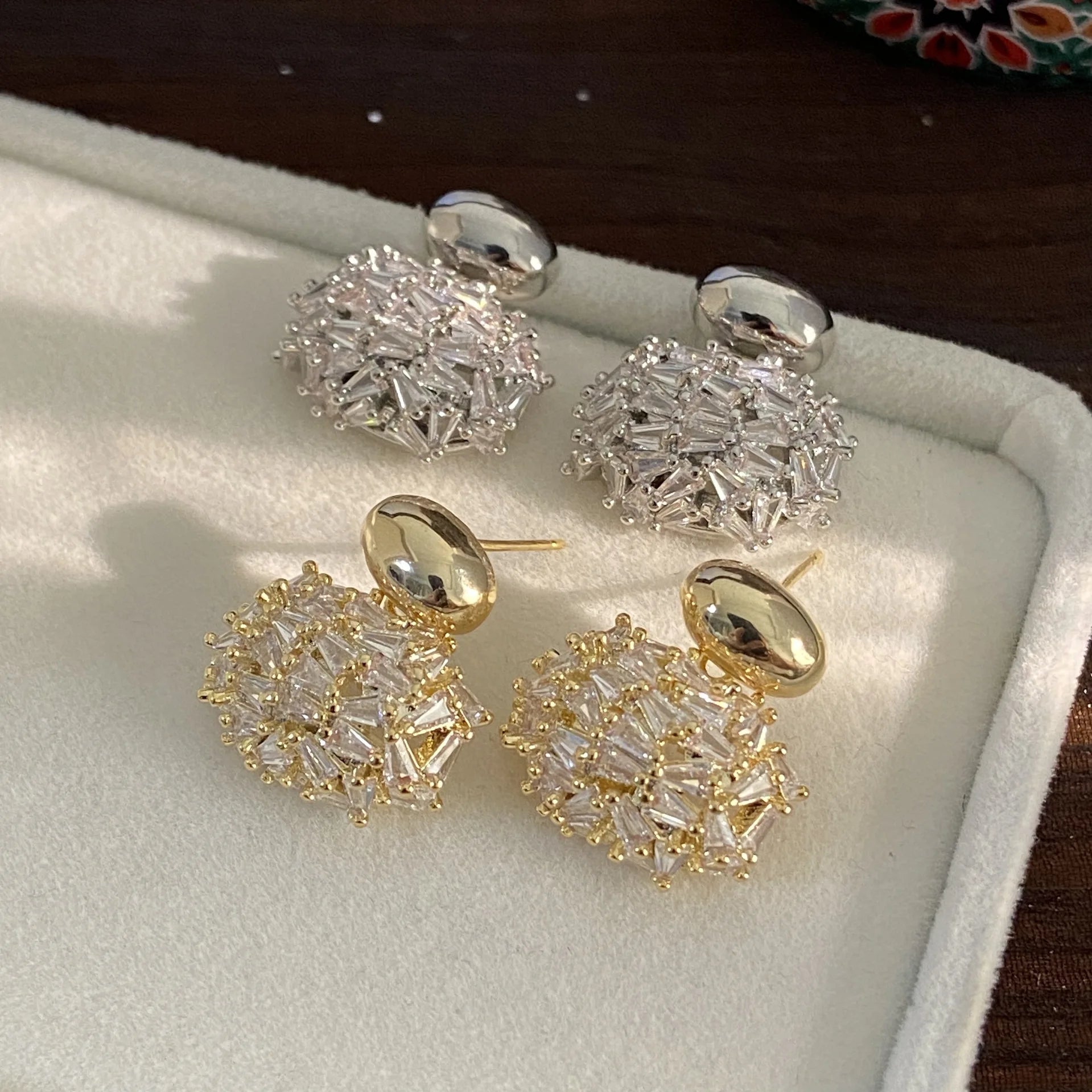 Exquisite Oval Hollowed Out Zircon Genuine Gold Electroplating Light Luxury High-end Temperament Geometric Earrings