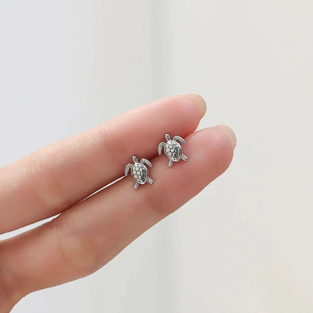 A pair of 925 silver ear studs with an elegant design, suitable for daily wear and as a gift for your loved one.
