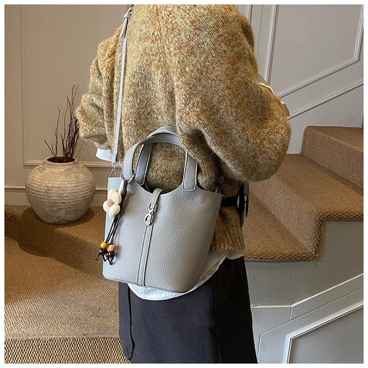 2026 New Fashion Design One Shoulder Crossbody Bag Trendy Commuter Pendant Bucket Bag