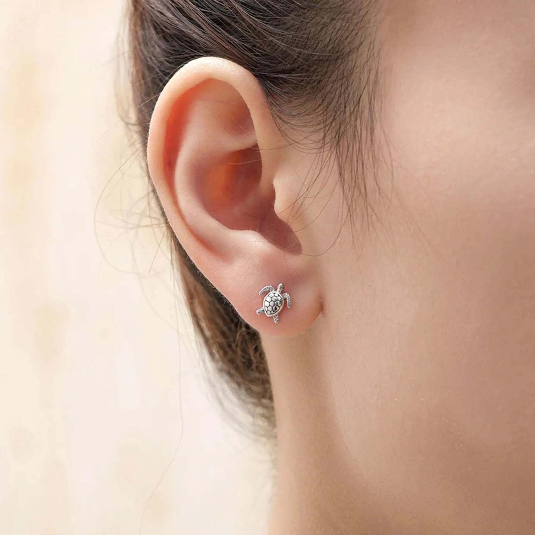 A pair of 925 silver ear studs with an elegant design, suitable for daily wear and as a gift for your loved one.