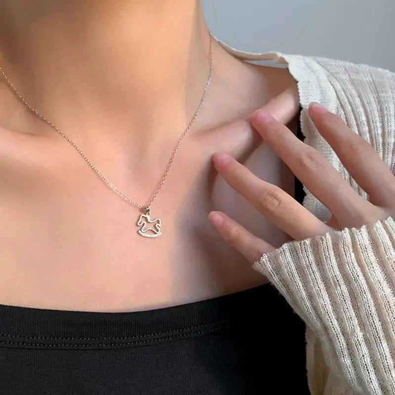 1/2Pcs Fashion Cute Shiny Zircon Hollowed-out Wooden Horse Pendant Necklace For Woman Girls Collarbone Chain Jewelry Gift