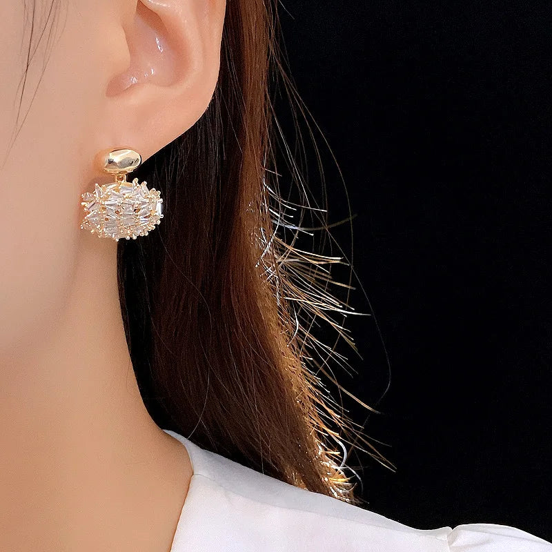 Exquisite Oval Hollowed Out Zircon Genuine Gold Electroplating Light Luxury High-end Temperament Geometric Earrings