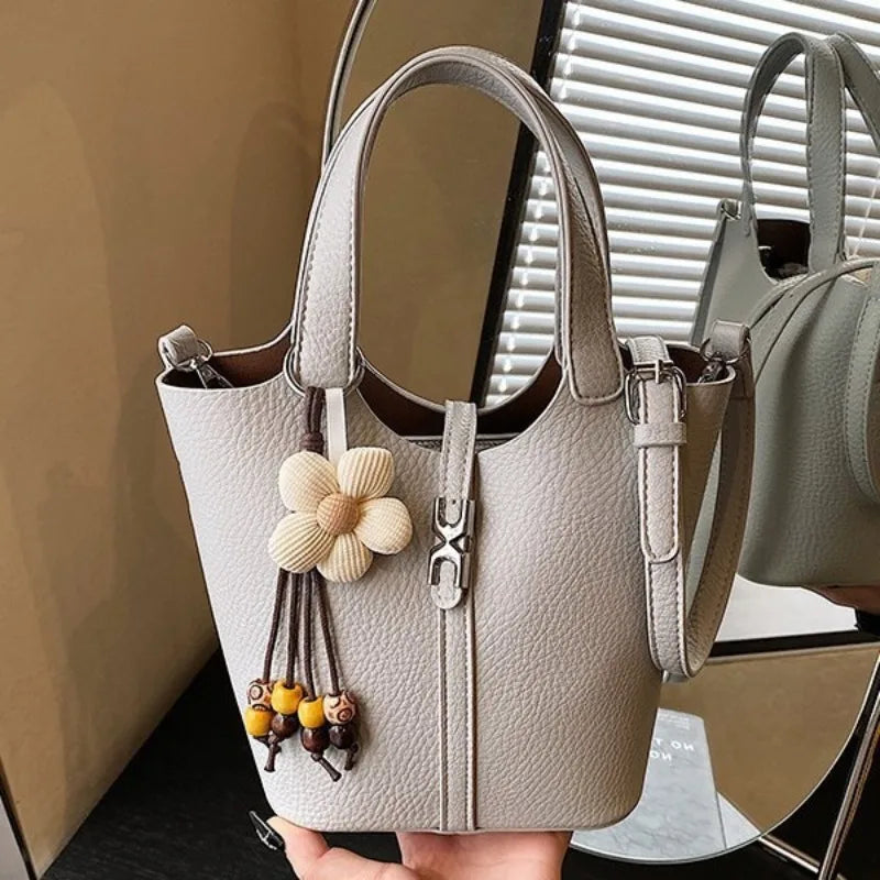 2026 New Fashion Design One Shoulder Crossbody Bag Trendy Commuter Pendant Bucket Bag