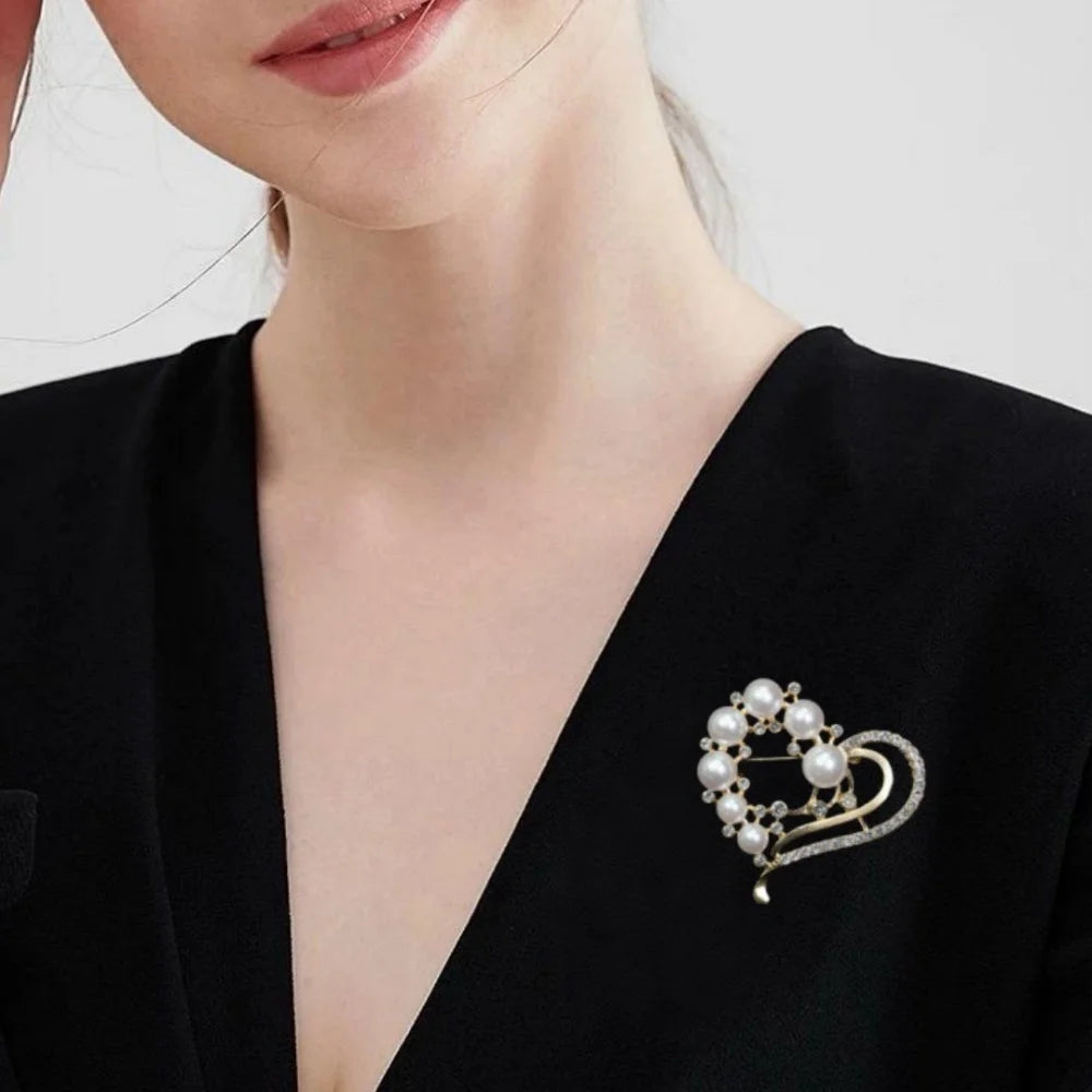Luxury Love Heart Pearl Flower Brooch Women's Alloy Corsage Pin Tulip Flower Pins Elegant Wedding Jewelry Party Suit Accessories