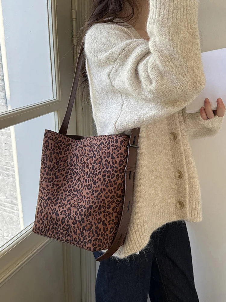 2026 New Autumn/Winter Retro Suedette Crossbody Bag Large Capacity Shoulder Bag Fashion Daily Commuter Women's Bag